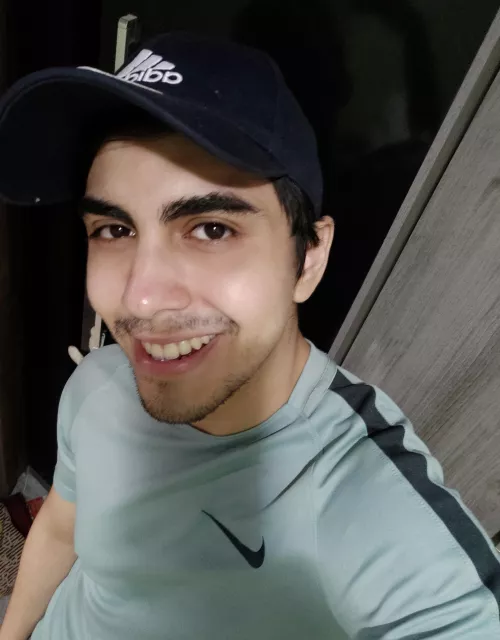 cap on the head to survive the infernal temperatures during this carnival by ledeburito