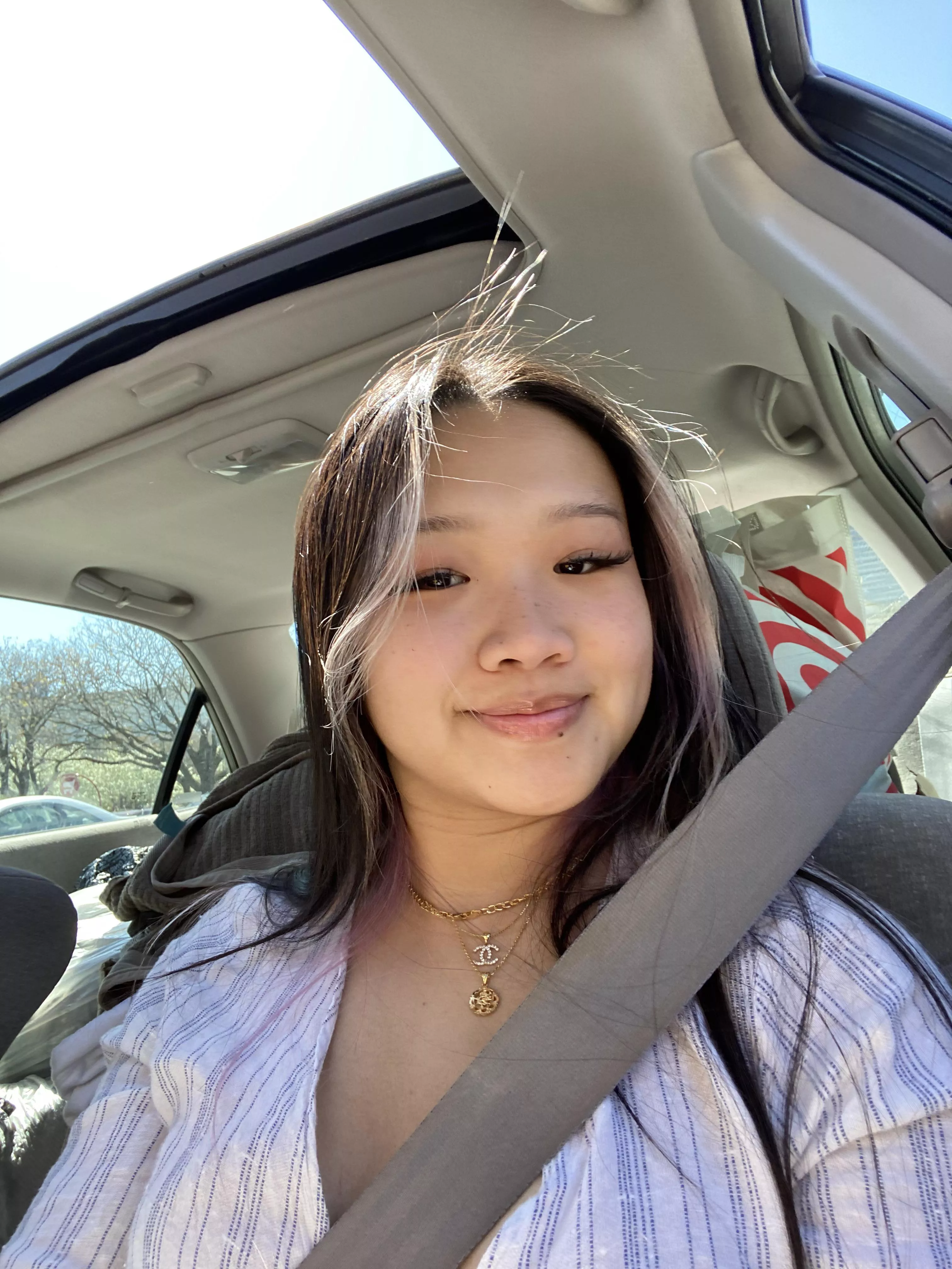 Car selfies 🌼 posted by Linhly_Twitch