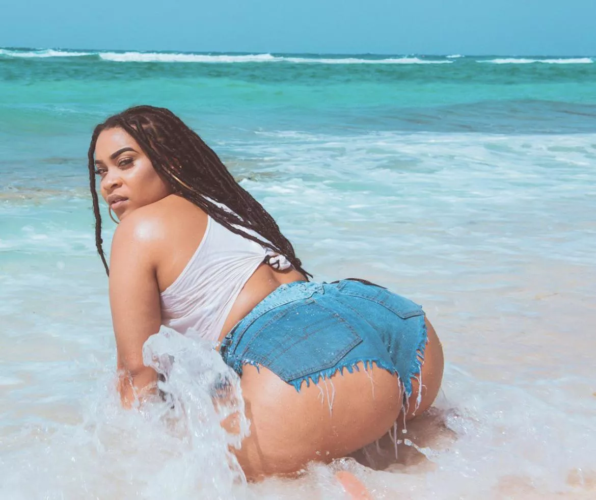 Caribbean girl washed ashore posted by Winallthetimelol