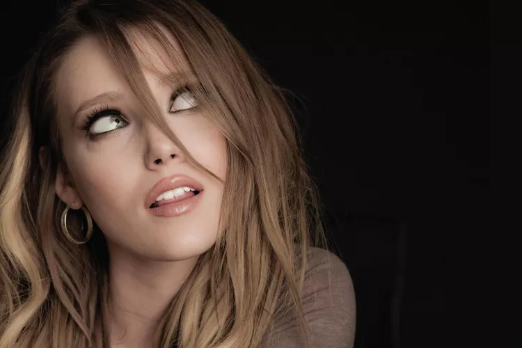 Carli Banks by sunnymirte