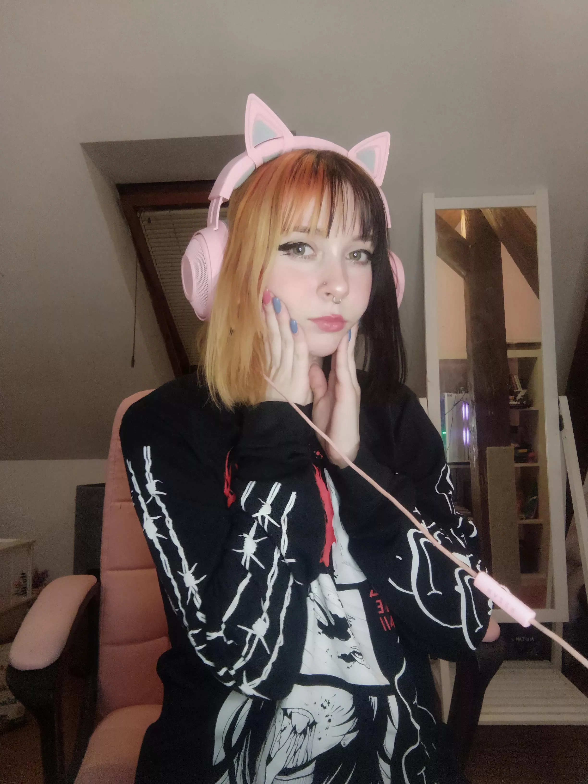 cats are meant to be worshipped 💕 posted by Intrepid_Panic_6866