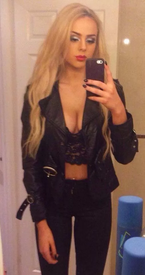 chav cleavage posted by yak2121