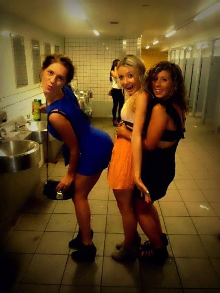 Cheeky bathroom babes! posted by friedbrain69
