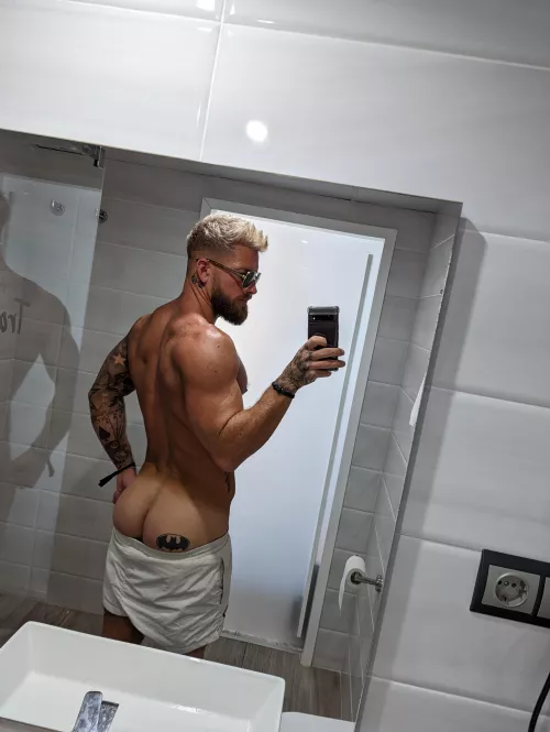 Cheeky bum flash by scott_hudson_fitflex