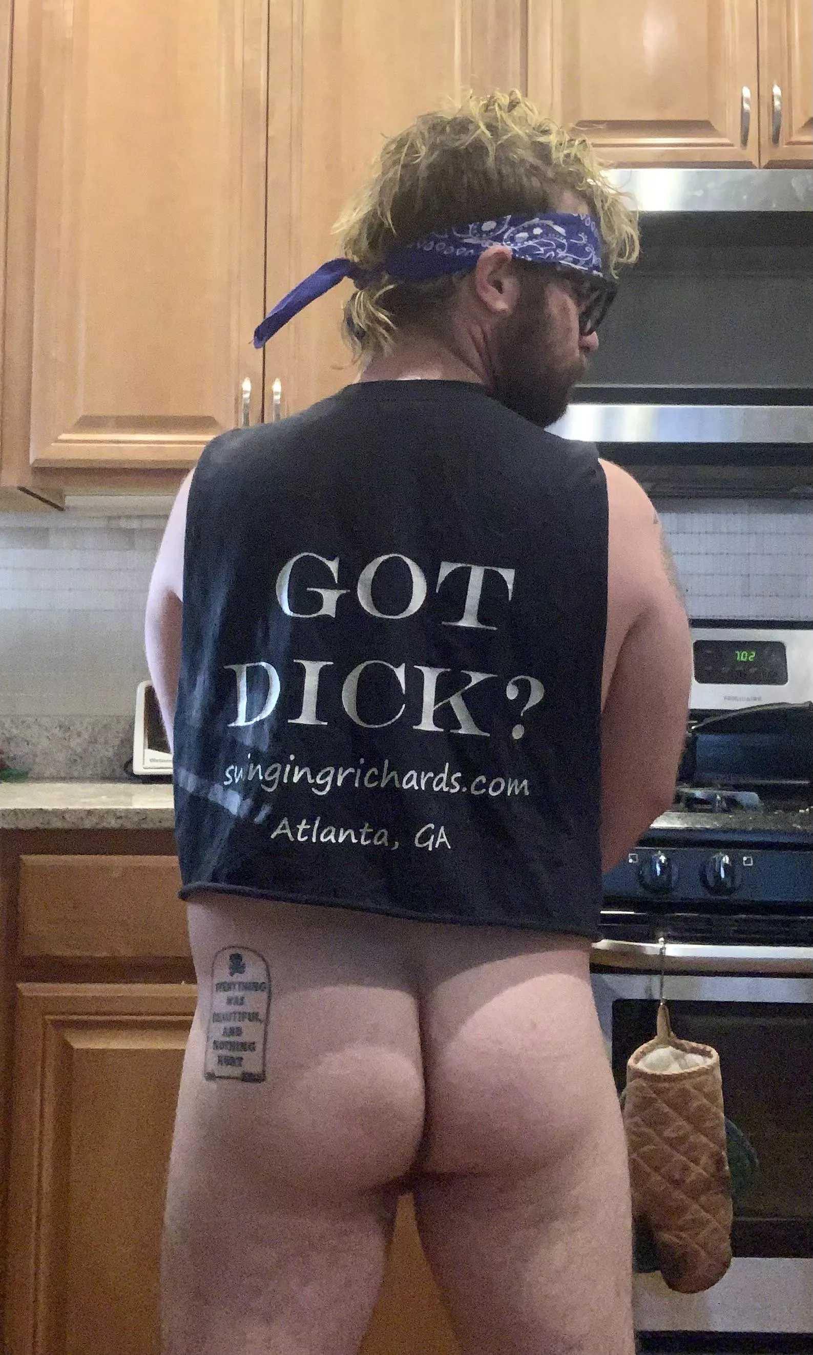 Cheeky in the kitchen posted by Past_Muscle_6470