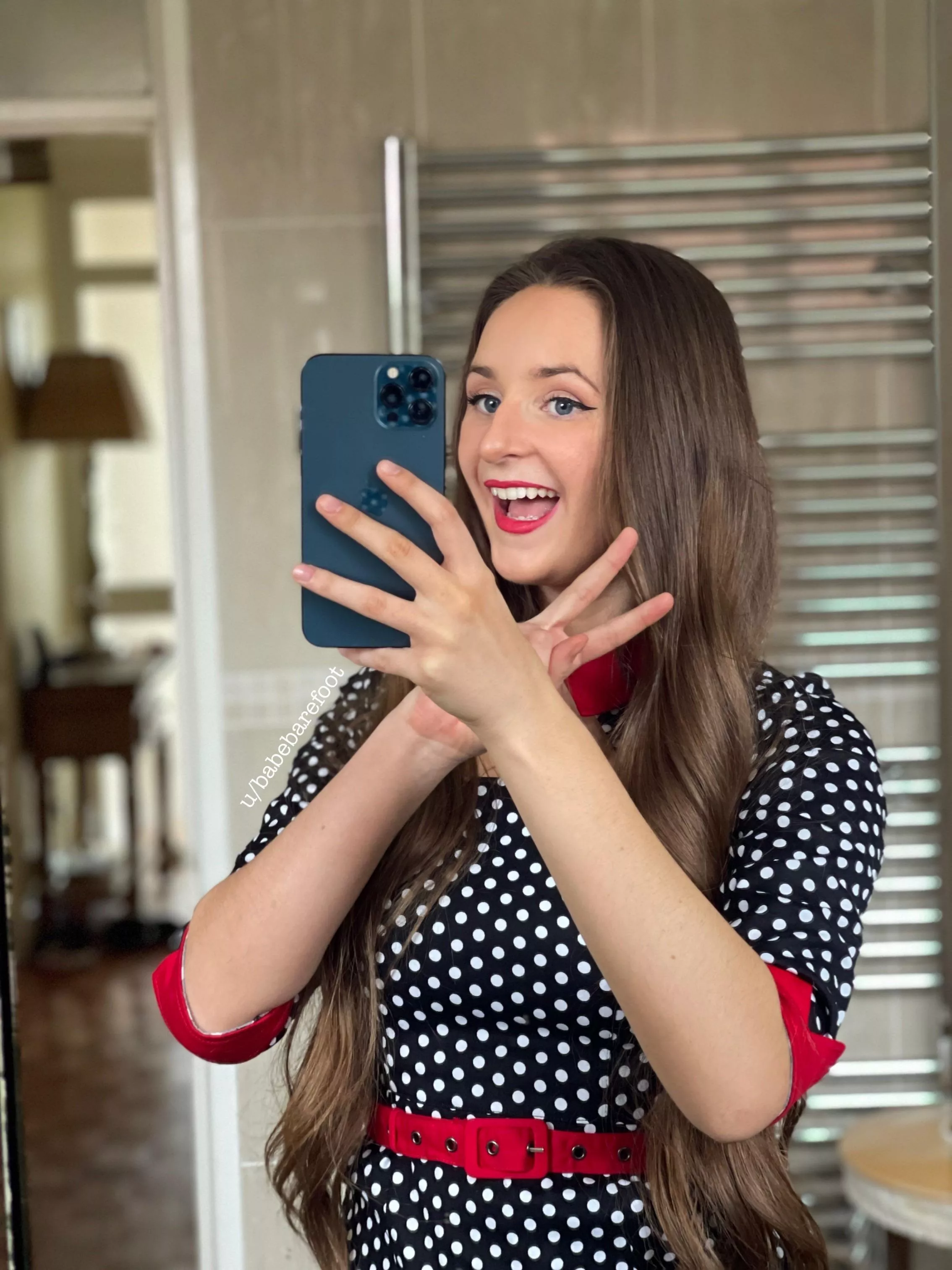 Cheeky mirror selfie 🤳 posted by BabeBarefoot