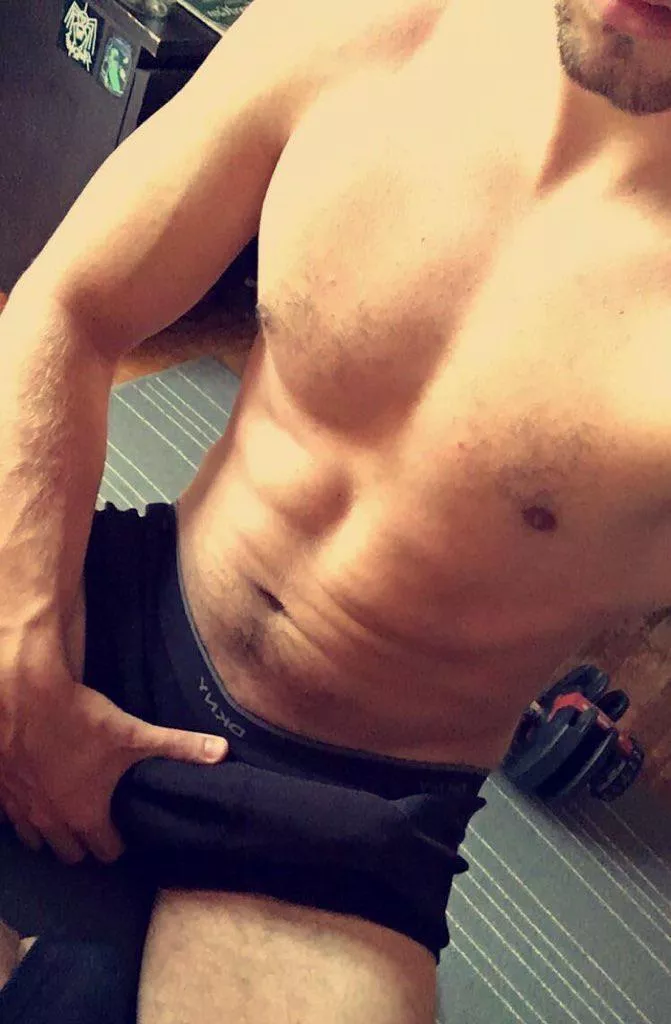 Chest and bulge posted by tresorr