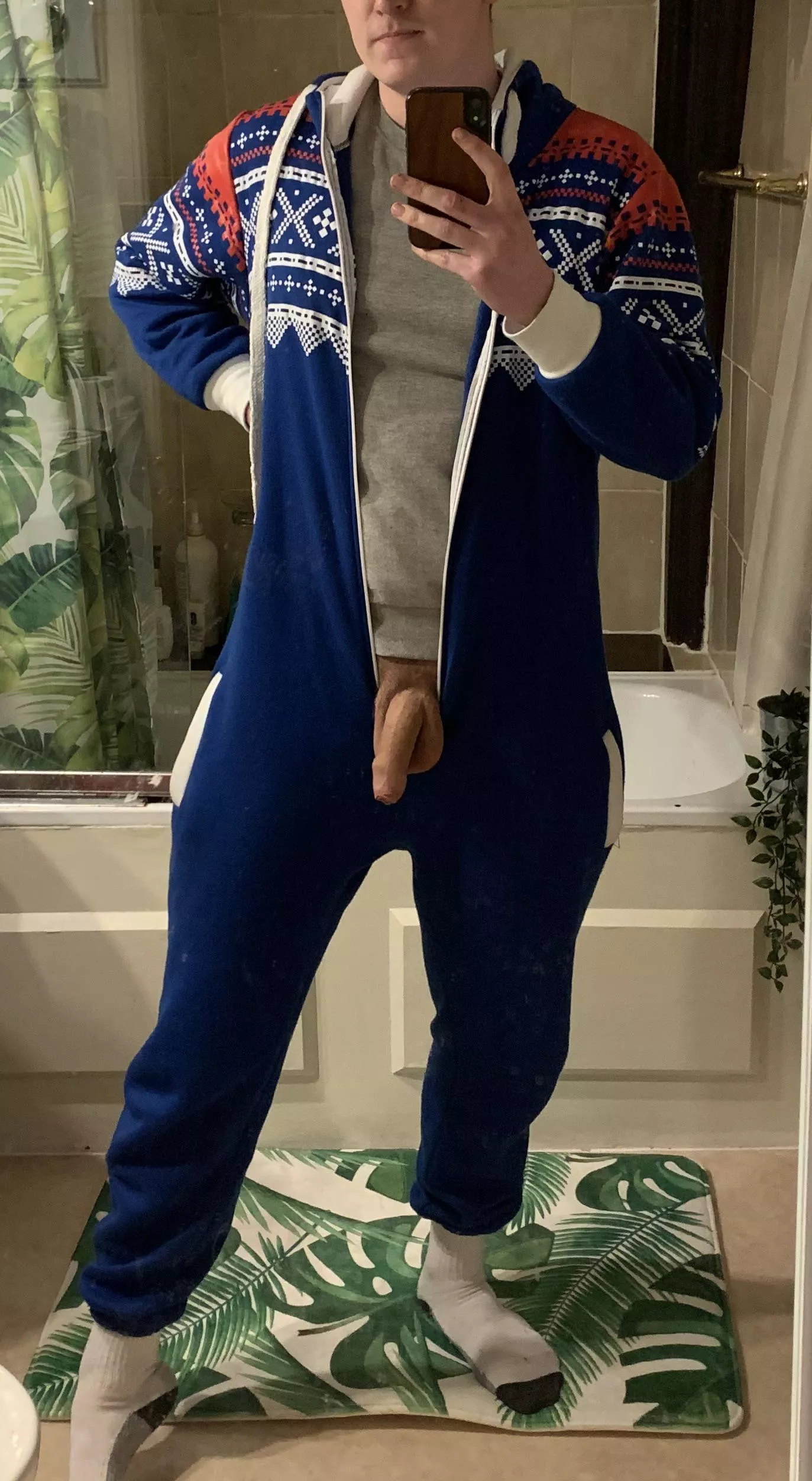 Chillin in the onsie posted by das_pineapple