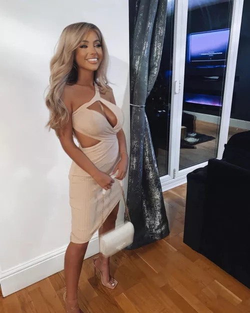 Chloe Elizabeth and her massive tits mmmm by qwertyqwerty90