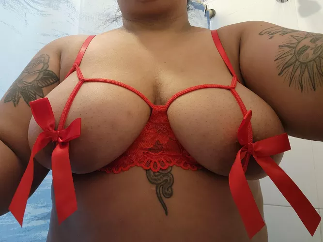 Christmas came early. Come unwrap your gift daddy by big_tittygf