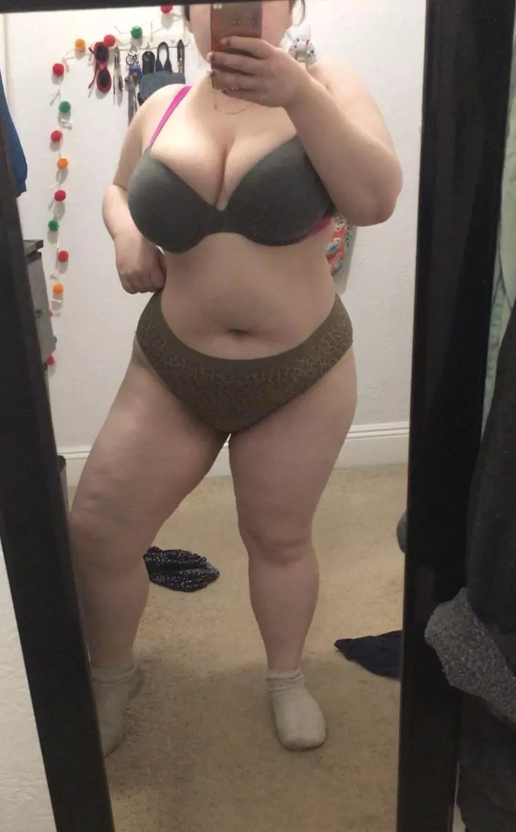 Chubby girl, 23, home alone posted by Laciek4x