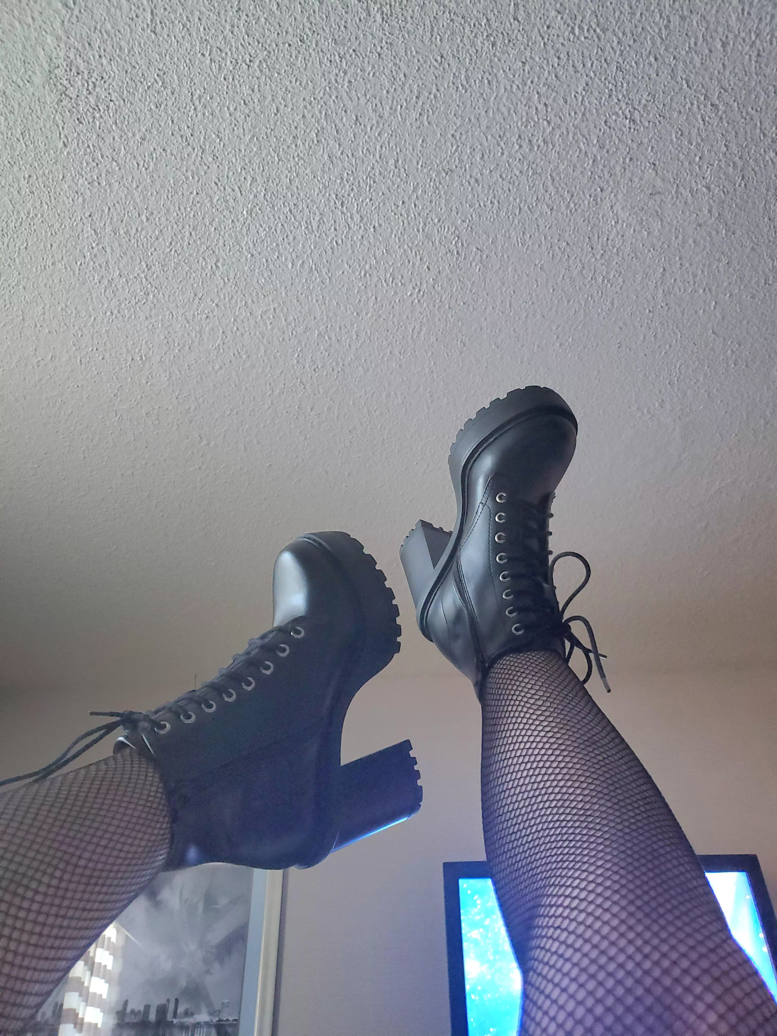 chunky heels 😈🖤 posted by gingerbuscuittt