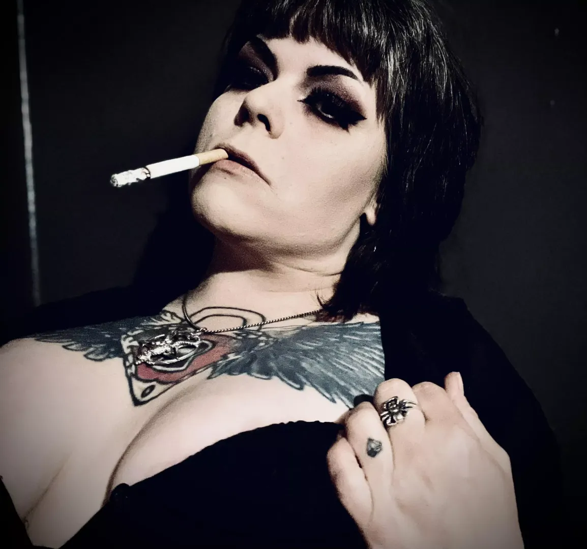 Cigarette smoke in your eyes💋 posted by Vfevers