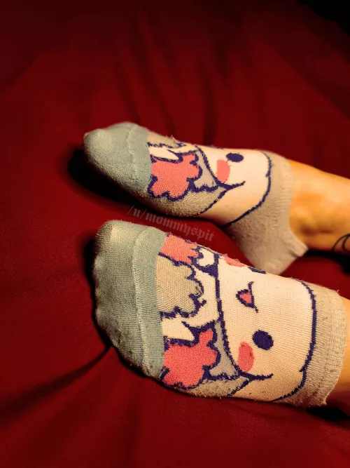 Cinnamoroll helps keep my toesies warm by mommyspit