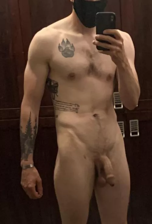 Classy locker room shot by Hingecut