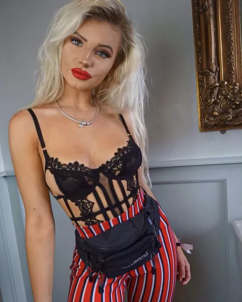 Claudia loves showing off by jamiem007