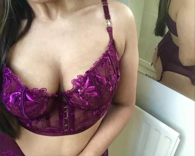 Cleavage is like the Sun ☀️ , you can take a quick look but it's dangerous to stare...💋British Punjabi Indian by knightrider69x