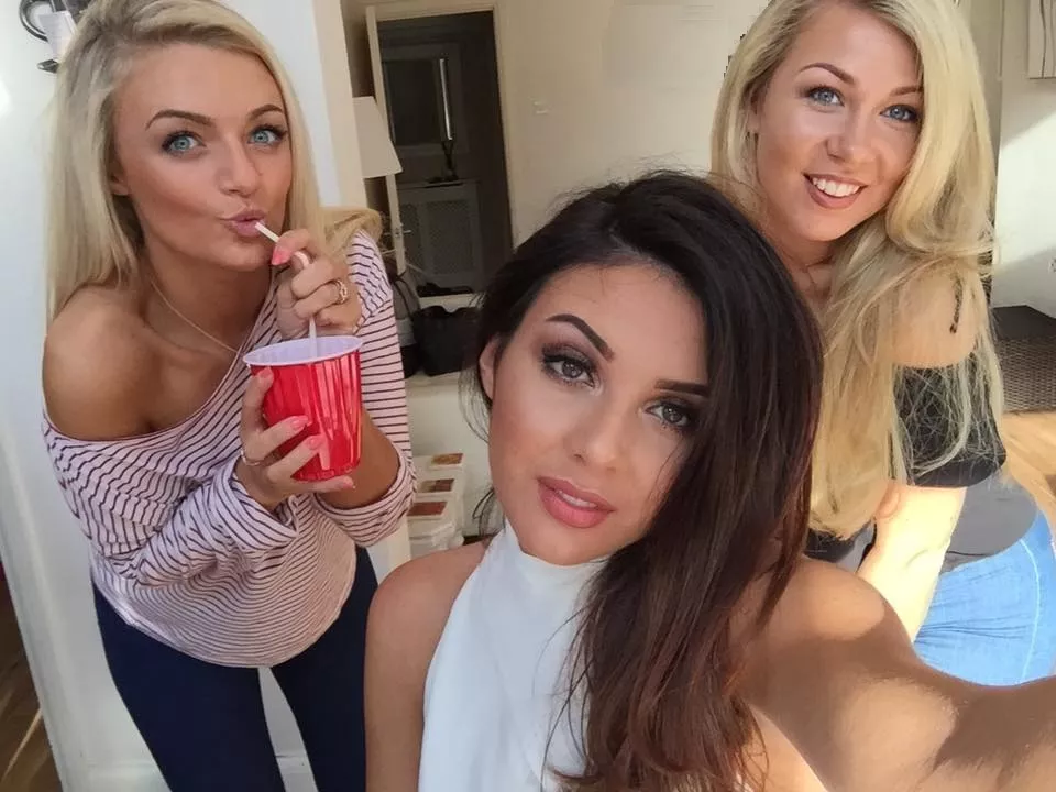 College Babes posted by Duck-Oa