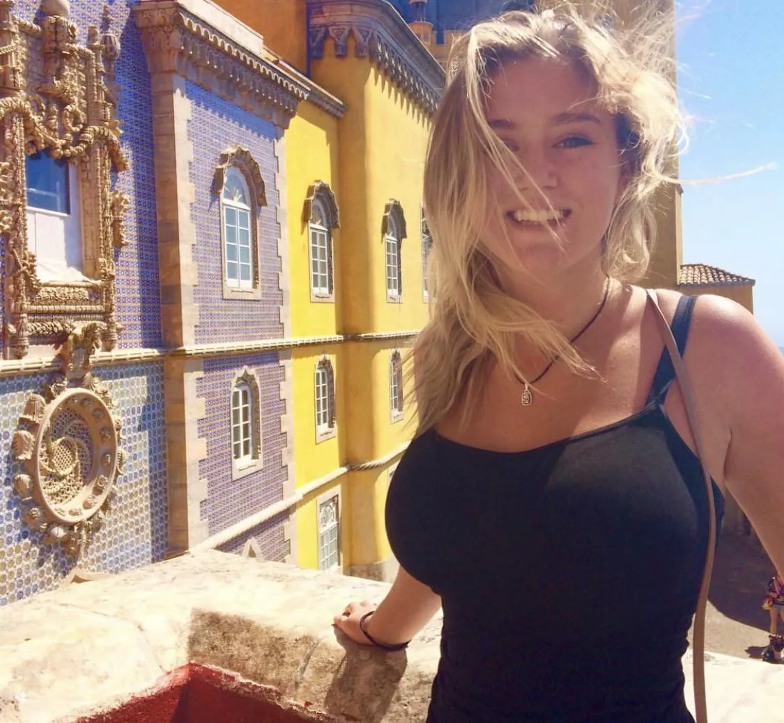 College Friend Fits Here posted by thrrrowwwawayyy