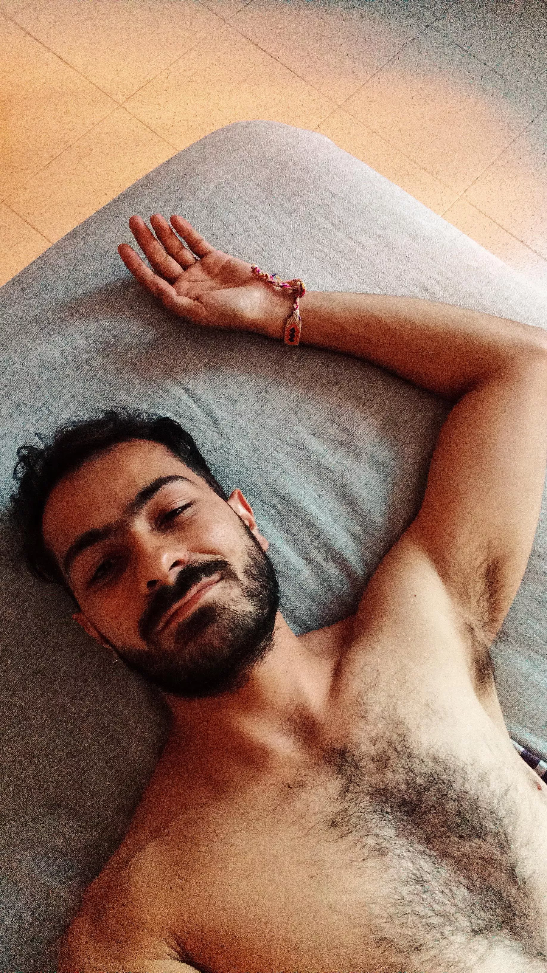 Come and lay with me, let's be lazy together! posted by bonjour_carl