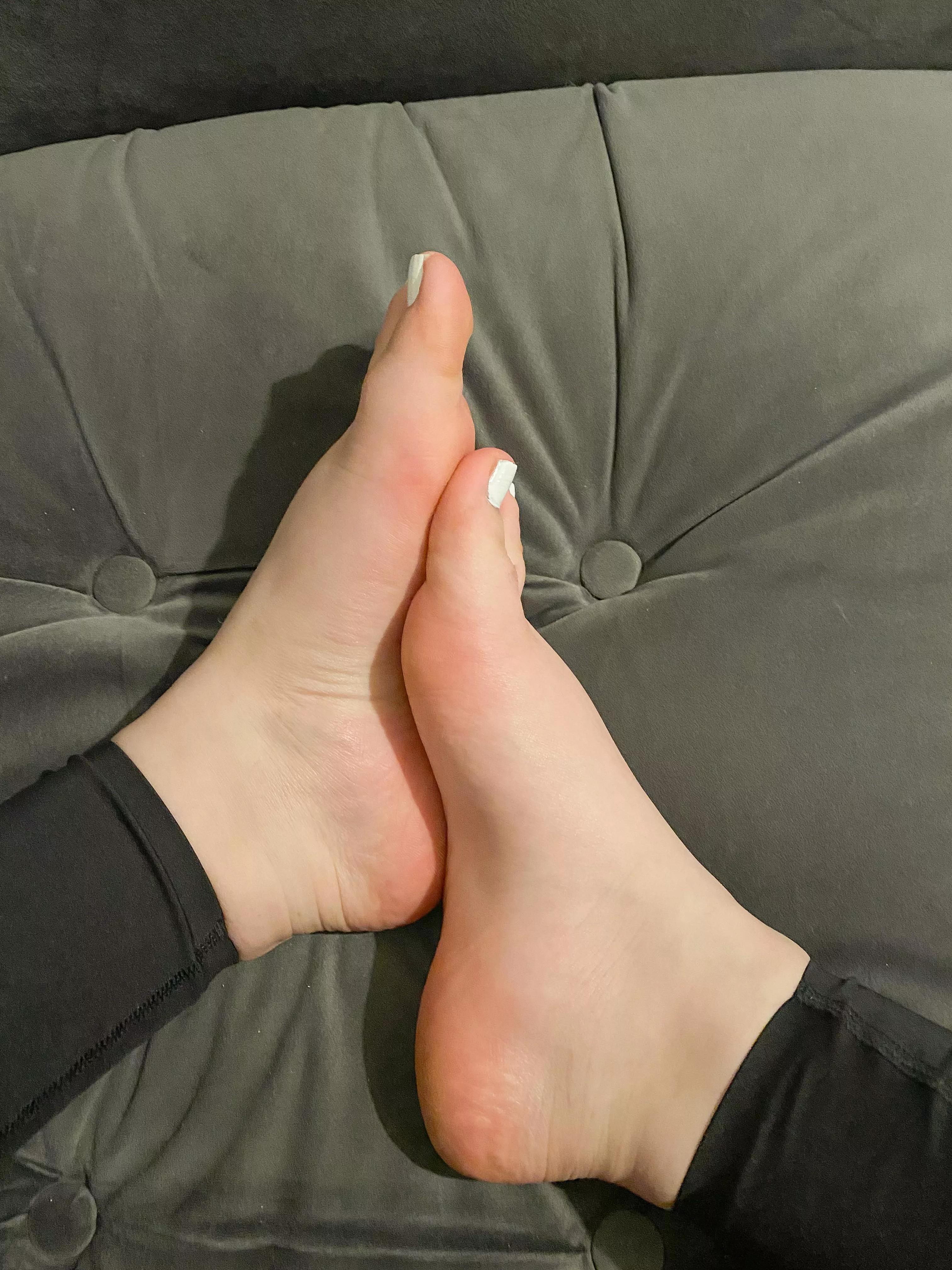 Come and suck on my toes nice and slowly… posted by missysfeet98