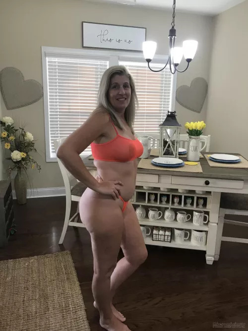 Come check me out in the comments!! Daily pics and vids and weekly ppv’s!! 46 year old milf!! by Momof5-Jordawguncw