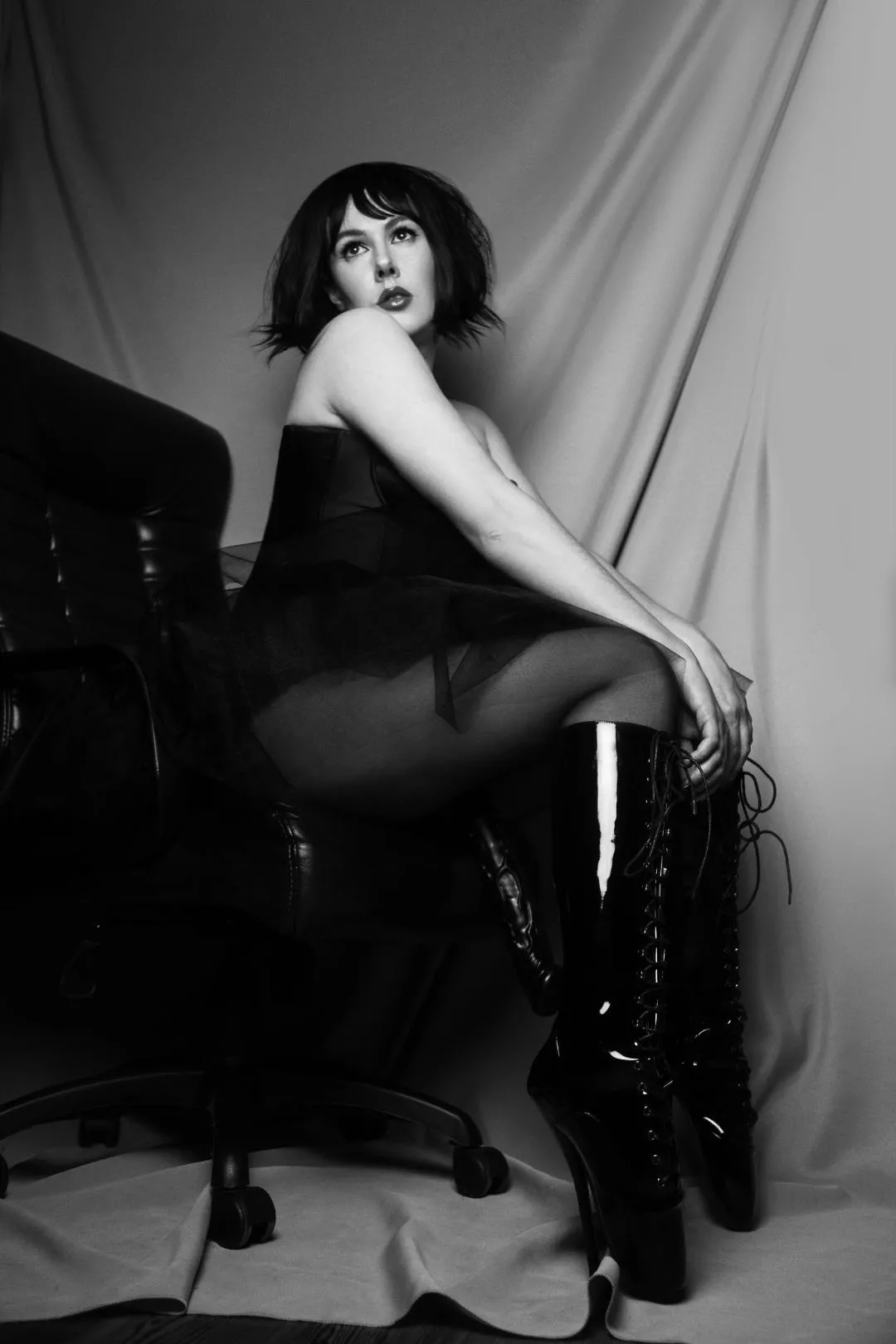 come closer..[self] posted by Niamh_Satie