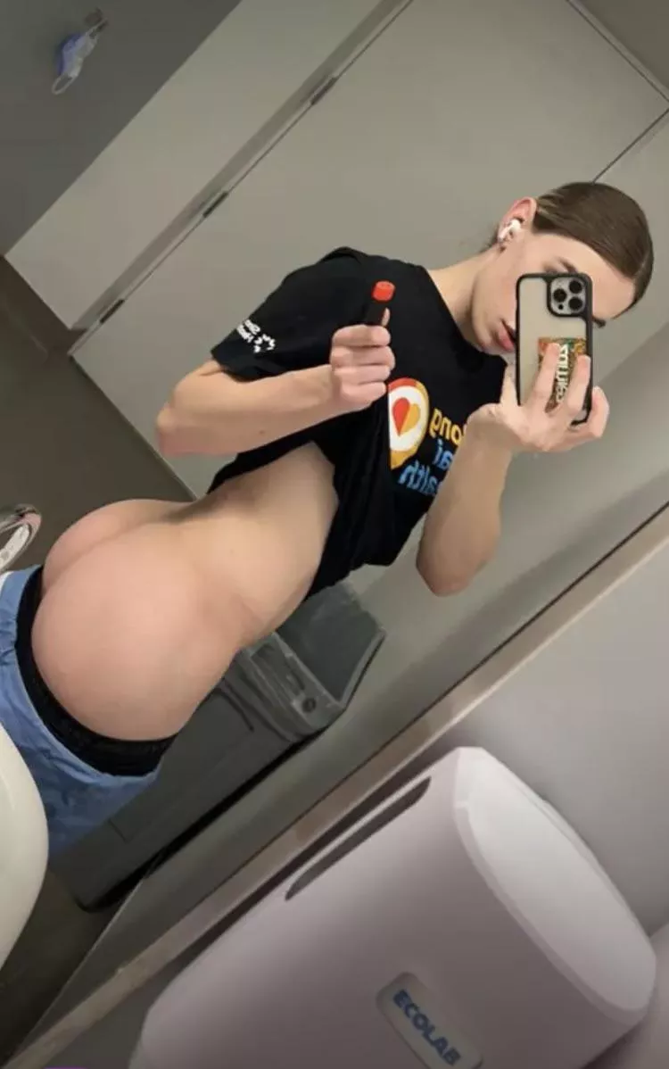 come fuck me in the bathroom posted by throwawaybootyslut