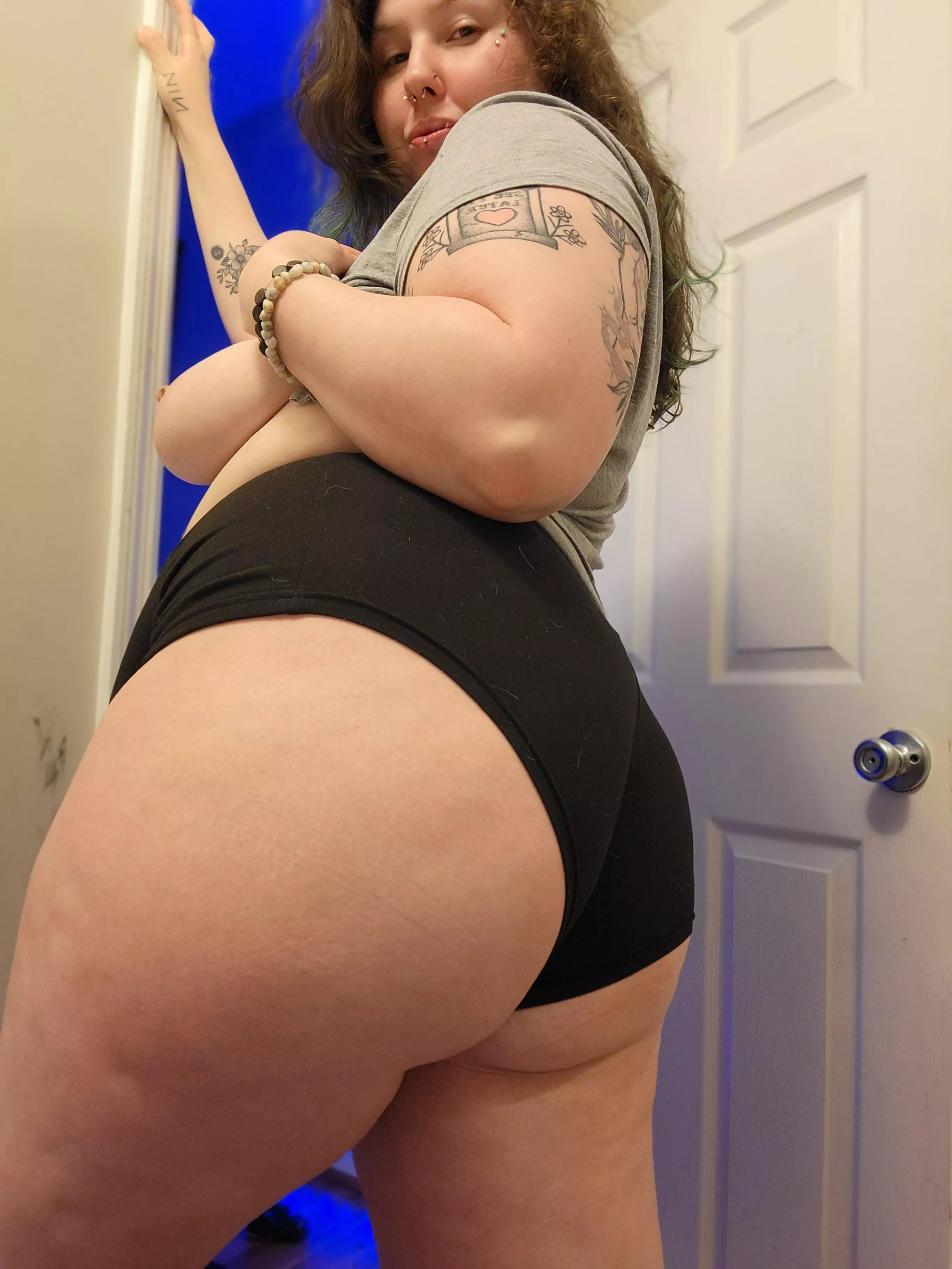 come gimme a smack 💖 posted by peachyxbuds