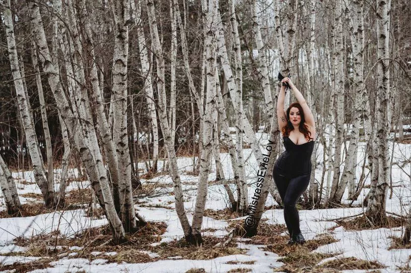 Come “hang” out with Me posted by MistressEvieLove