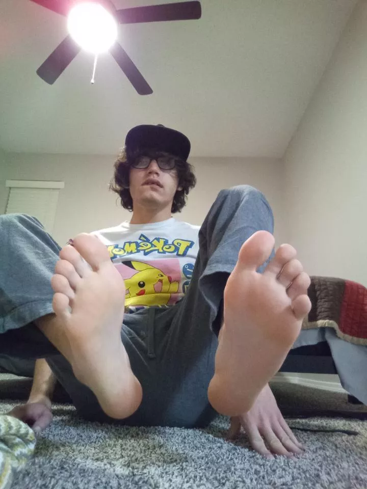 come play posted by ZactheFeetGuy