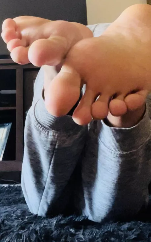 Come put your big cock on top of my soles by Harrypotskins1
