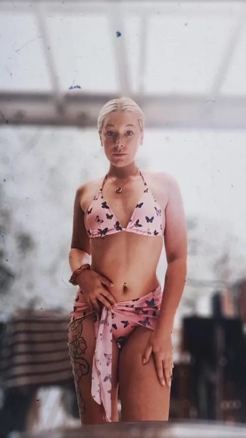 Come say hi. by brulov