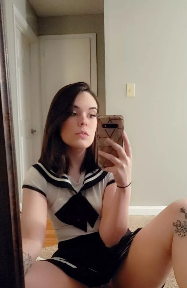 come see under this school girls skirt today 🤭 posted by urbaby_ghoul2