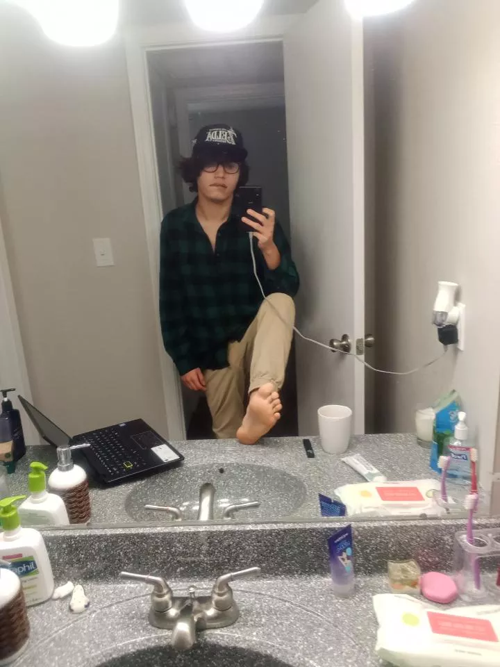 come sniff? posted by ZactheFeetGuy