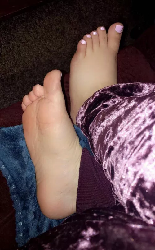 Come suck my toes💕 by emikoxo