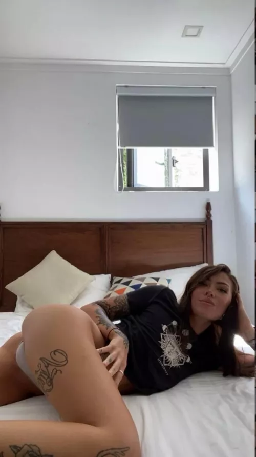 Come to bed baby I have a surprise by isaamern