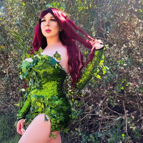 cosplaying a busty poison ivy by Sapphire Summers by sapphiresummers