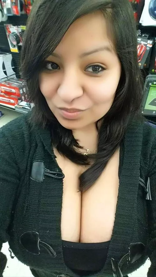Could anyone cock trib her? Would be happy to send more after. D.M by LilRipzta