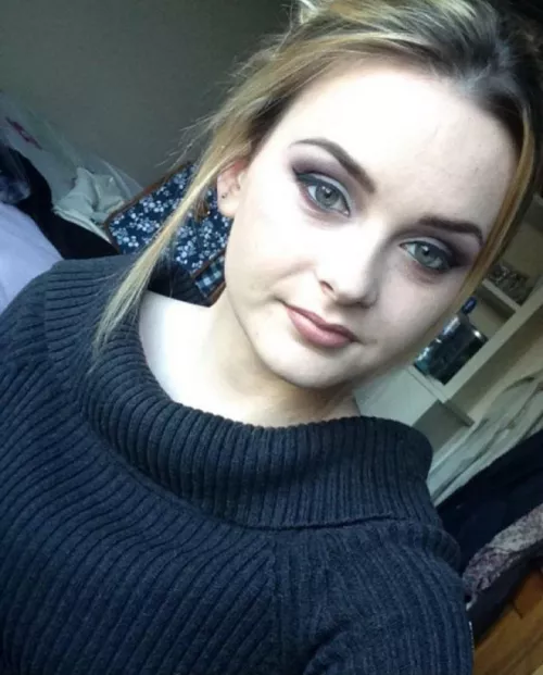 Cranberry eyes and nude lips x by Internal_Director936