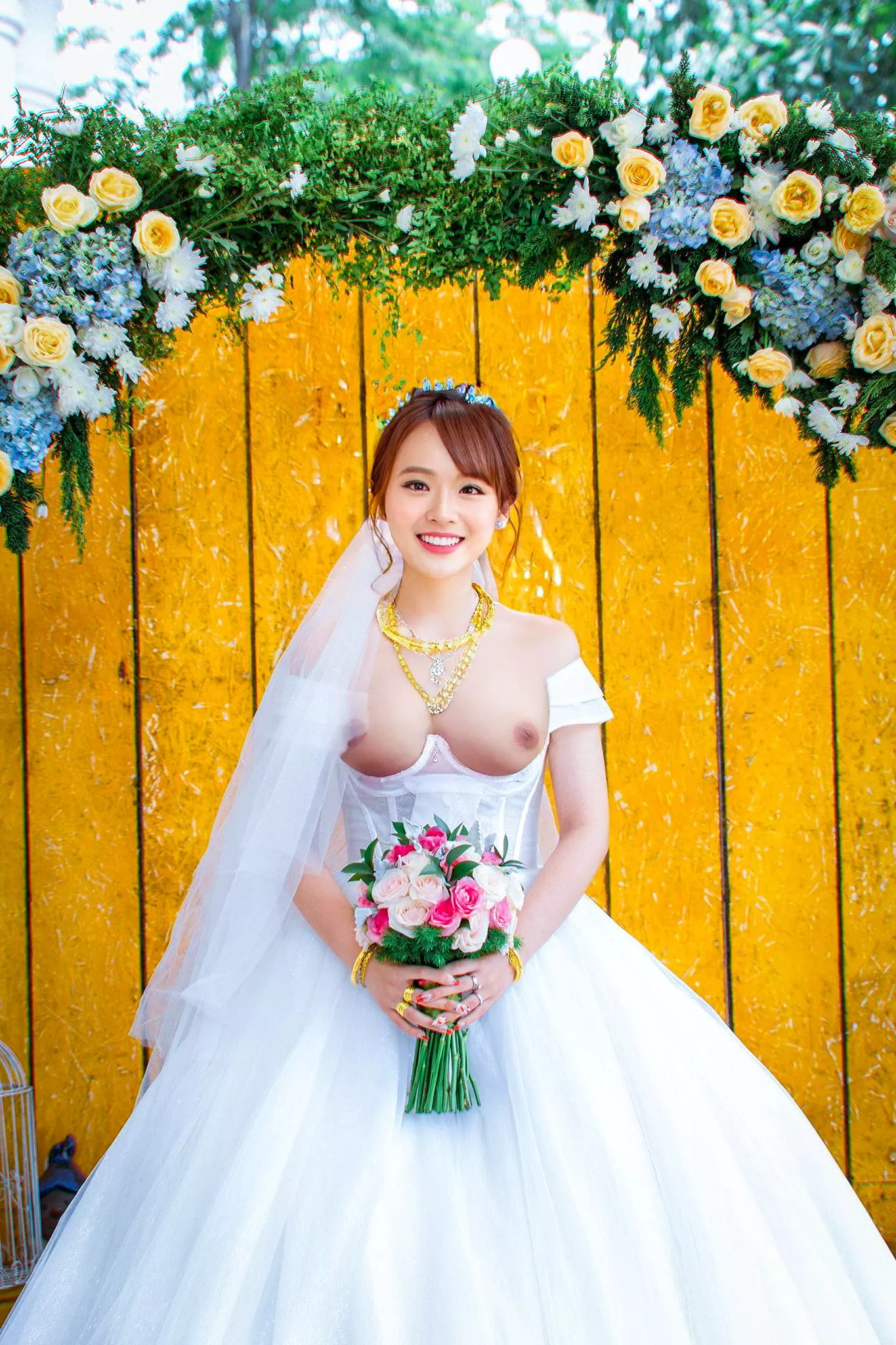 Crazy flashing with a wedding dress posted by Tlabeg