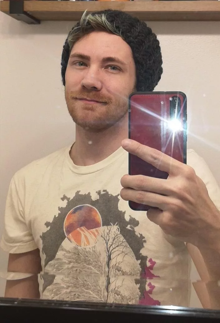 Crocheted a hat yesterday. I think it suits me, do you? 😄 posted by Dondae