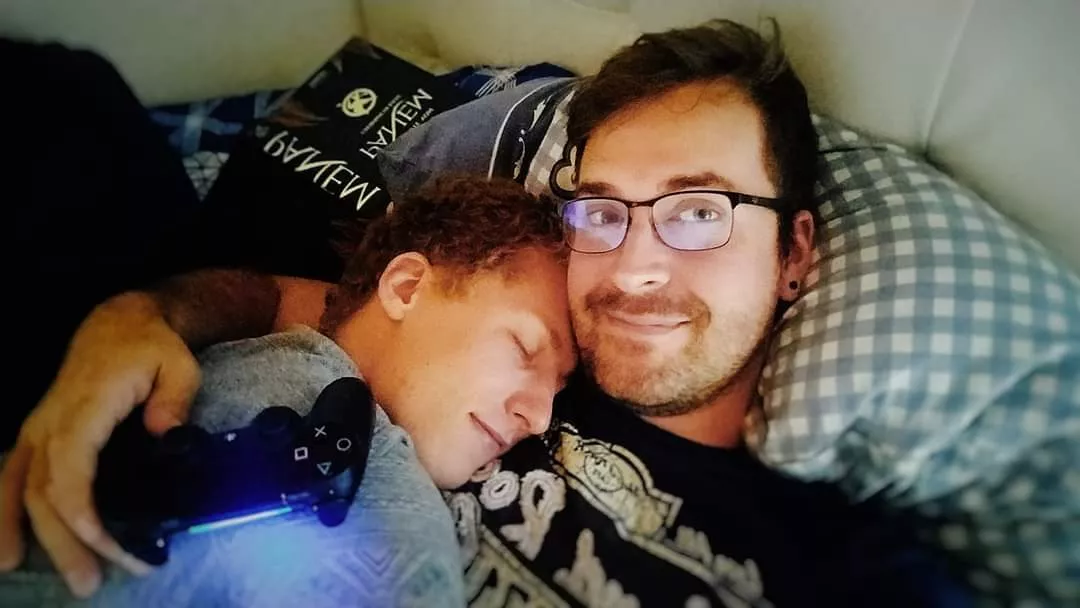 Cuddle and gaming in bad weather - couple goals 😁 posted by Dentorion