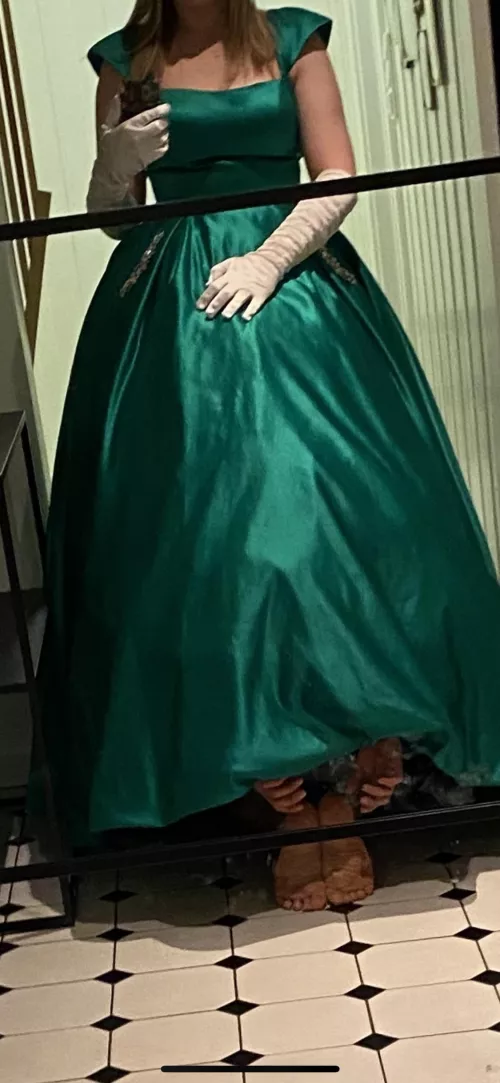 Cuffed and on my knees, pleasing my princess! 👅 by Remarkable-Luck-1781