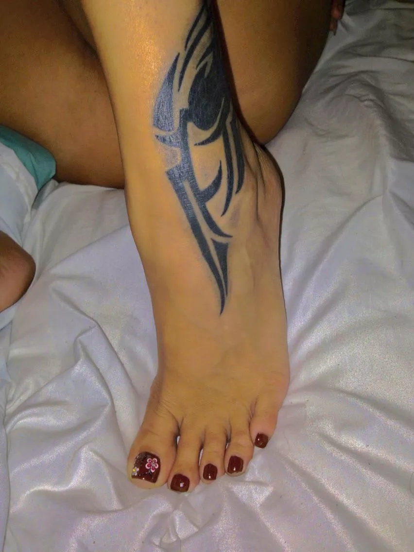 Cum here so I can put ur face and cock beneath my 50 yo Mexican milf pedicured foot. posted by Princessmilffeet