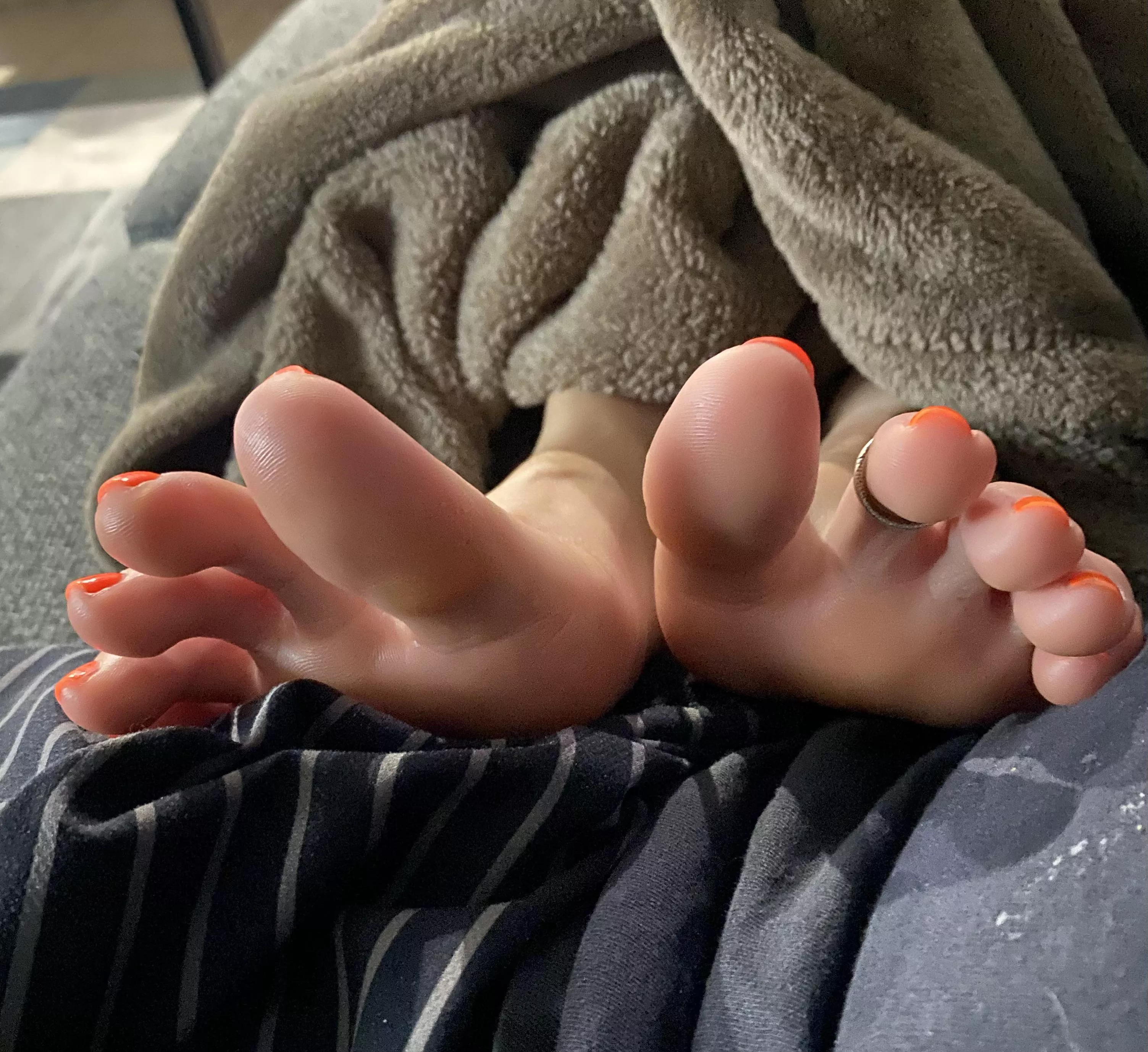 Cum on my toes posted by scarlettkitten5