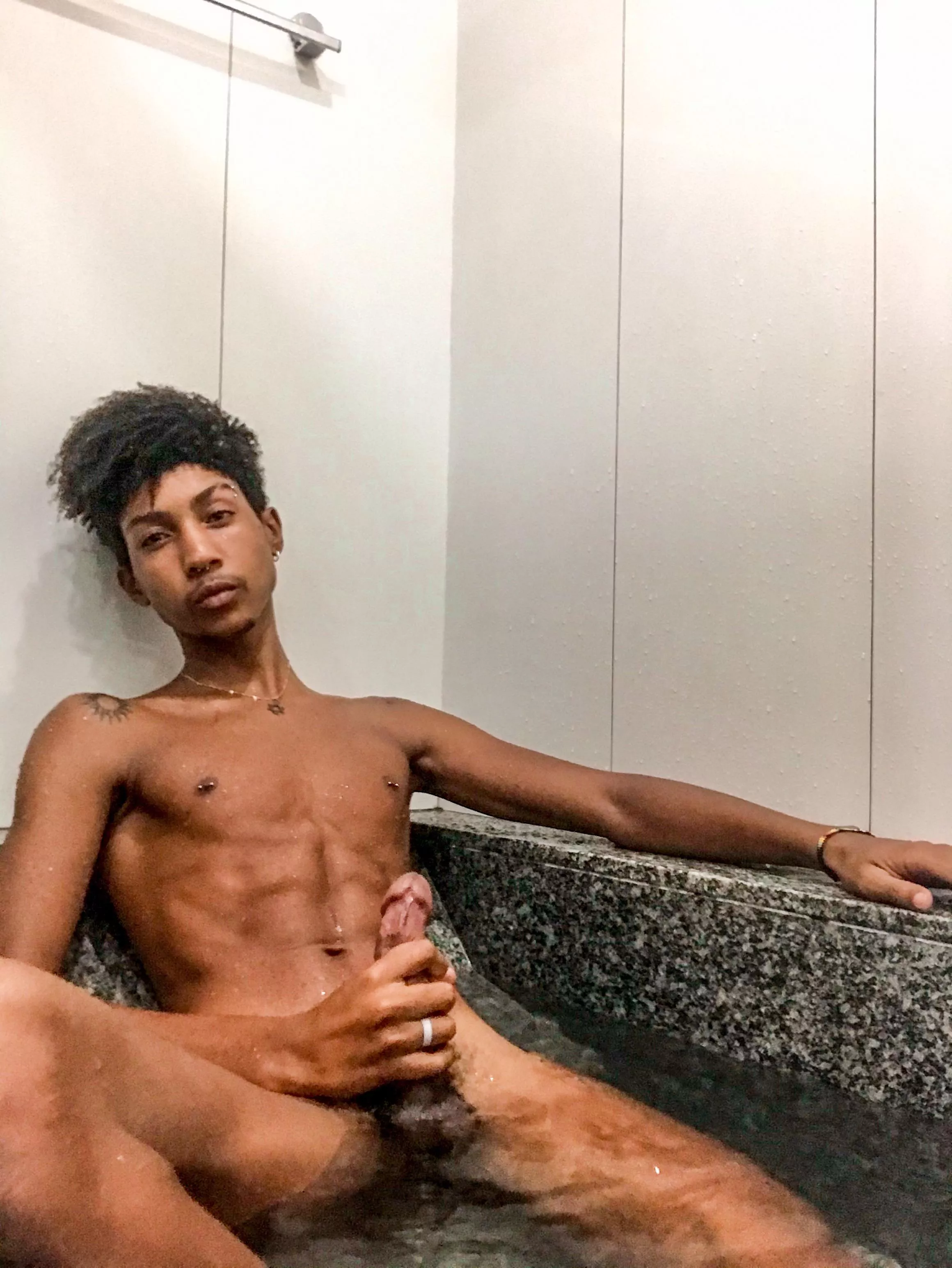 Cum take a bath with me 🔥💦 posted by okelvinmalta