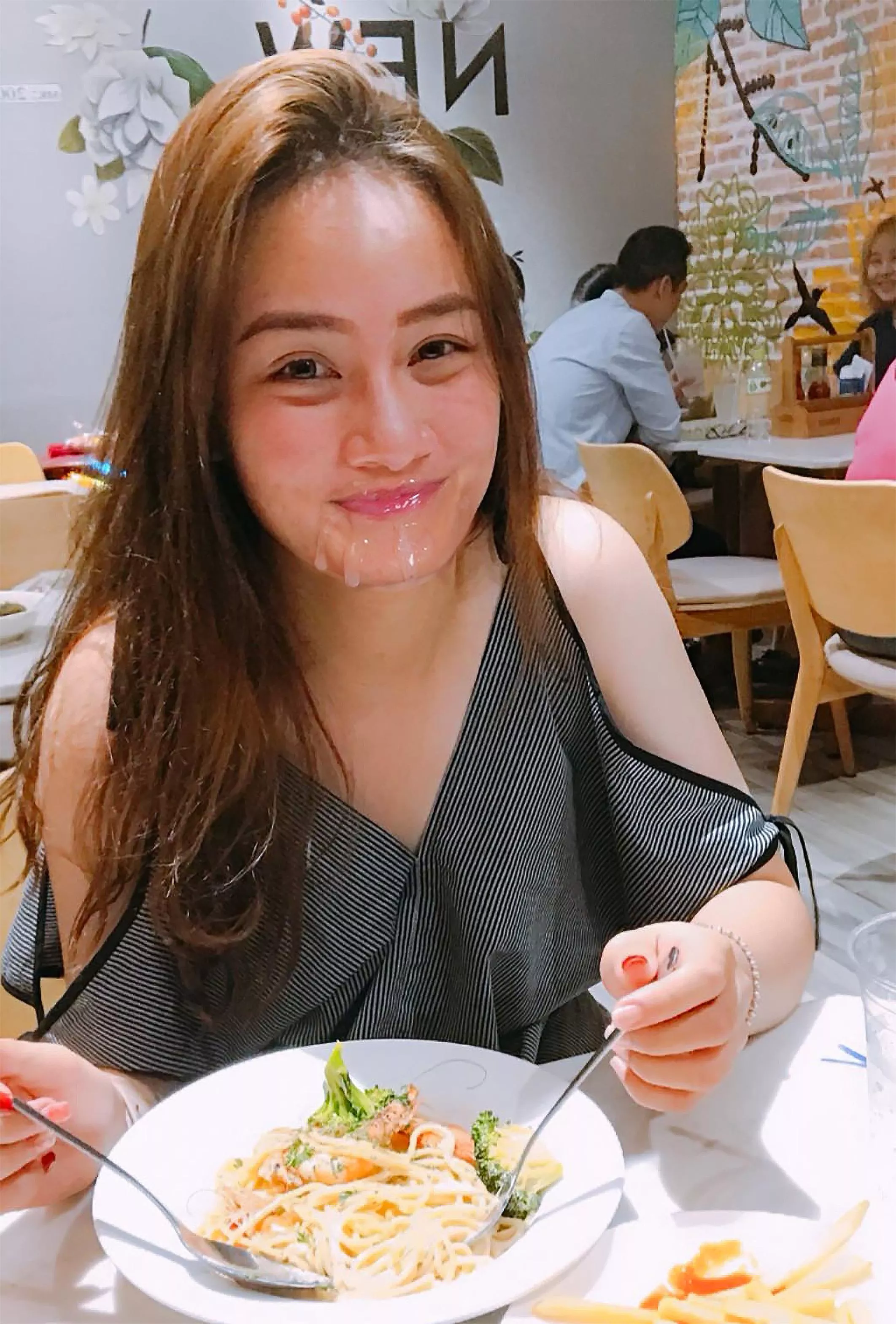 Cumwalked back to her dinner table and got noticed by guest in the back posted by Urz0B3