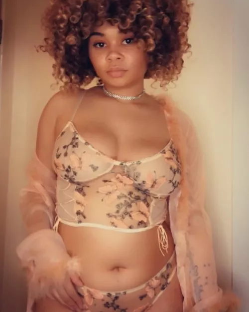 Curls and curves 🍑 by ShylaRemy