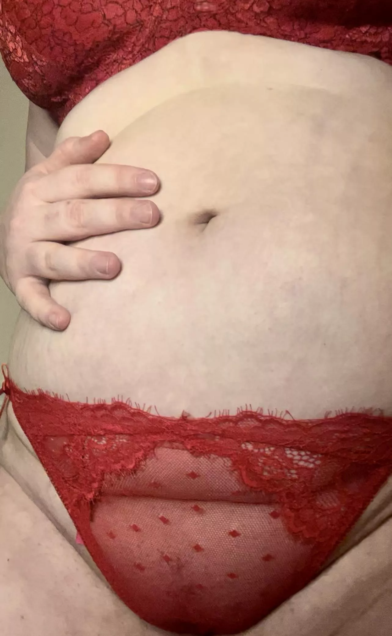 Curvy babe but the belly button still cute 🥰 posted by buxxxombrunette